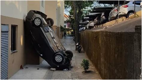 Carro Cai De Estacionamento E Passageiras Ficam Feridas Em Bh