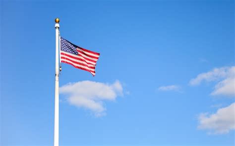 Bandeira Dos Eua Balan Ando Ao Vento Contra Um C U Azul S Mbolo De