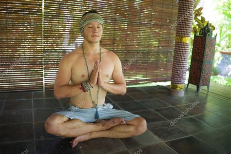 meditación hipster joven guapo sentado en posición de loto Atractivo