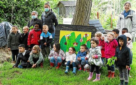 Des écoliers dYves Le Manchec en immersion au jardin Le Télégramme