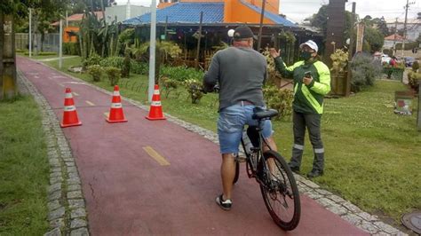 Agentes de trânsito orientam ciclistas e motoristas no Centro Cívico