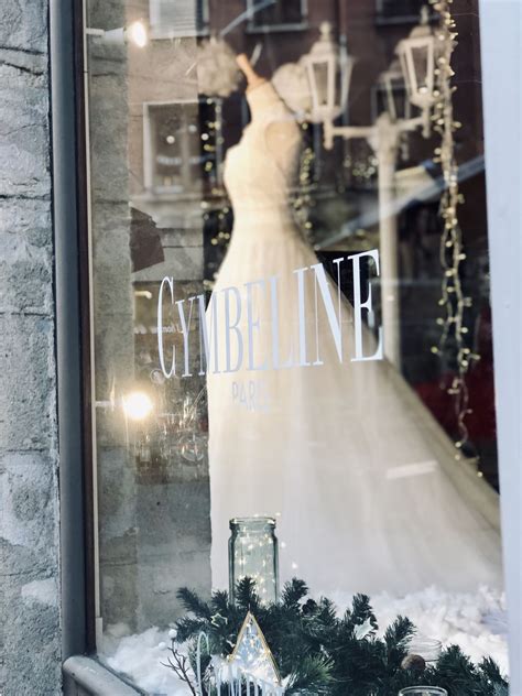 Vitrine de noël, magasin de robe de mariée à Lyon | Vitrine noel, Robe