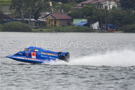 Erik Stark Juara Sprint Race 2 F1 Powerboat ANTARA Foto