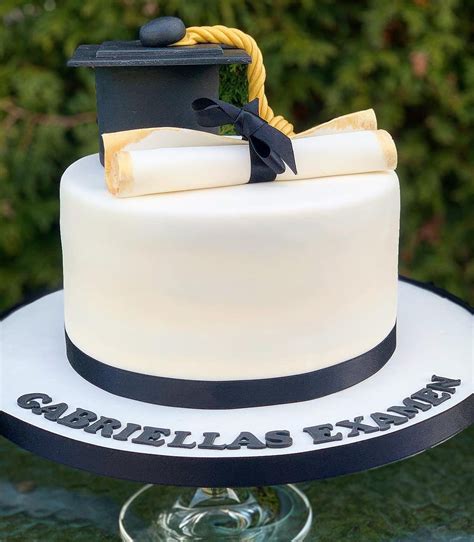 45 Elegant Graduation Cake Ideas Perfect For A Crowd Graduation Cakes