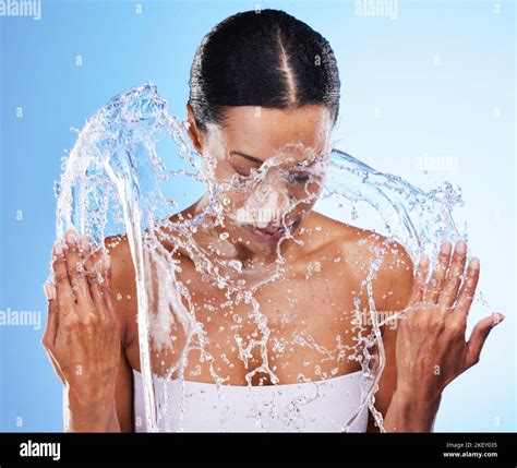 Cuidado De La Piel Salpicadura De Agua Y Mujer Negra Limpieza Y