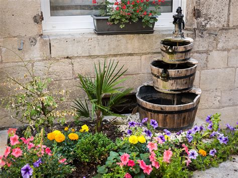 Une fontaine en bois DIY pour décorer le jardin voici 10 idées originales