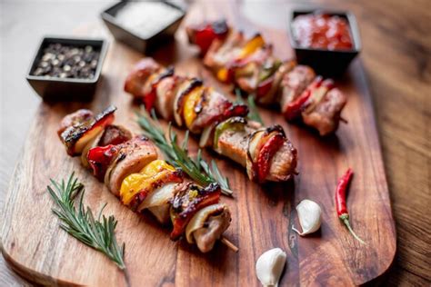 Brochetas De Carne Con Verduras A La Parrilla Sobre Un Fondo R Stico