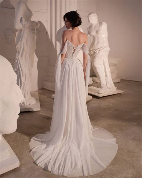 Pin By Ruyi Vinsmoke On They Look Slay Wedding Dress Train A Line