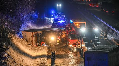 Unfälle Laster mit Gefahrgut kippt auf A7 um Vollsperrung und Stau