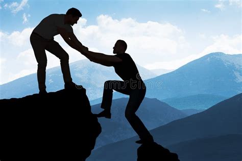 Homem Auxiliar Amigo Macho Em Escalar Rock Foto De Stock Imagem De