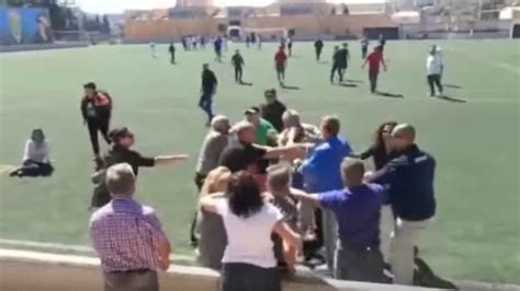 Vídeo Lamentable batalla campal de padres en un partido de fútbol