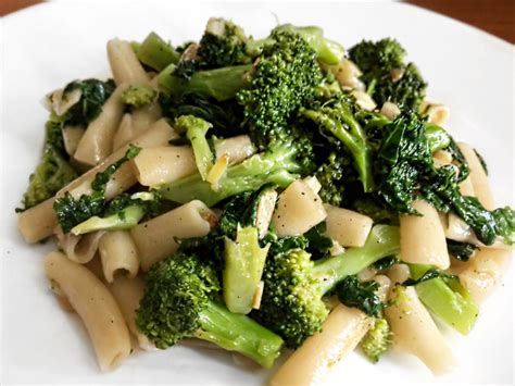 One Pot Brown Rice Pasta With Garlic Broccoli And Kale