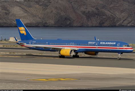 TF ISX Icelandair Boeing 757 3E7 WL Photo by Adolfo Bento de Urquía