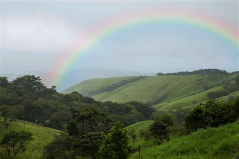 Bela Paisagem Arco Ris E Colinas Verdes Foto Gr Tis