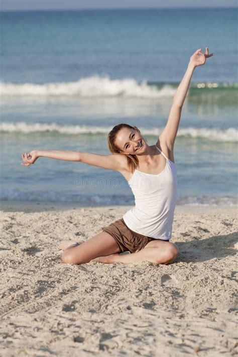 Donna Con Il Bikini Nel Paesaggio Di Salto Del Mare Fotografia Stock Immagine Di Mare