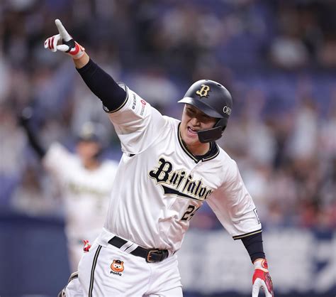 オリックスが今季2度目のサヨナラ勝ち 延長十回にまた紅林が決めた 手荒い祝福、中嶋監督から「頭突きを食らいました」 2024年4月24日掲載