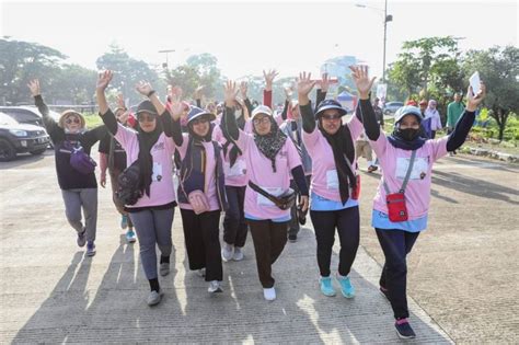 Ratusan Warga Antusias Ikuti Jalan Sehat Di Gor Arcamanik