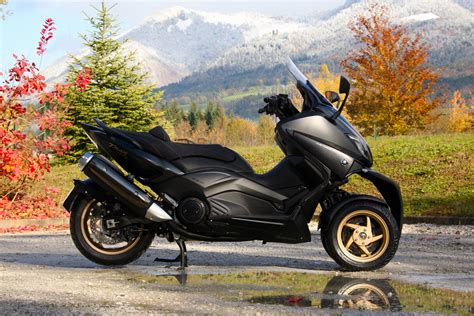 Lazareth Pr Sente Le Mt Un Scooter Yamaha Tmax