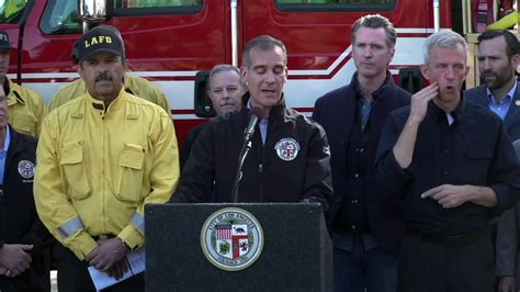 Fuertes vientos amenazan con avivar incendios de California Vídeo