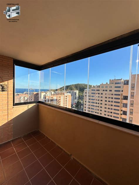 Cerramiento de balcón con cortina de cristal abatible Modelo CL 25 con