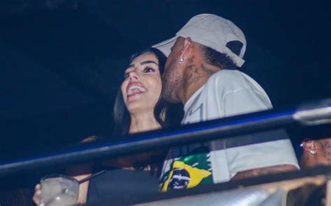 Neymar e Bruna Biancardi são flagrados aos beijos no show do Thiaguinho