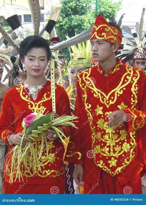 Man And Woman In Traditional Indonesian Dresses Editorial Stock Image