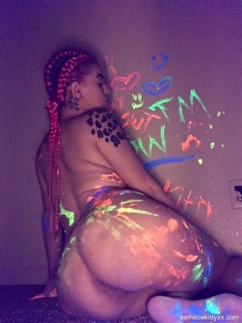 Sexy Babe Slutty Natasha Poses Nude In Flourescent Body Paint 16 Photos