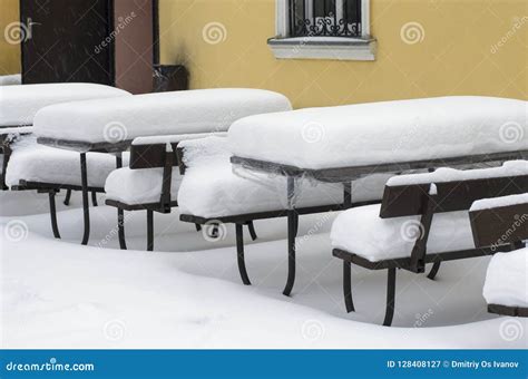 Tabelas De Madeira Cobertas Uma Camada Grossa De Neve Imagem De