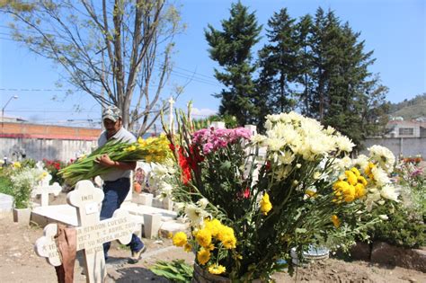 Colocan Flores En Cerca De Mil L Pidas De Los Panteones De Toluca