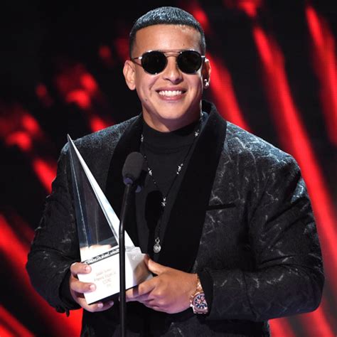 Daddy Yankee Honors Breast Cancer Survivors at 2018 Latin AMA's - E ...