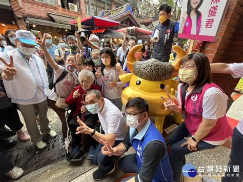 侯友宜至石碇及深坑老街拜票 熱情支持者大跳凍蒜舞嗨翻老街 蕃新聞