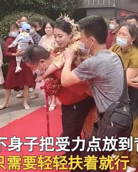 儿子大婚公公背儿媳妇进门，细节感动旁人：习俗不好，公公有分寸 新娘 婚礼 网友