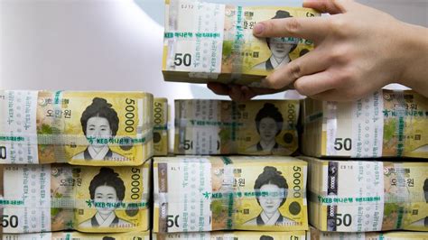 South Korea economy: BOK holds interest rates, trade concerns watched