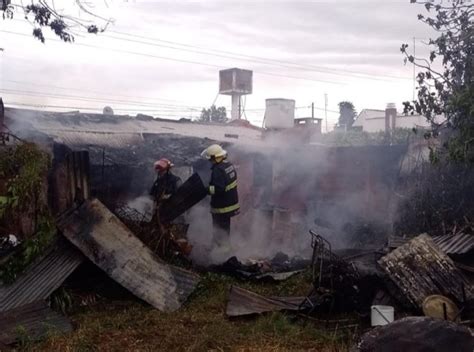 Un voraz incendio consumió por completo una vivienda en La Plata