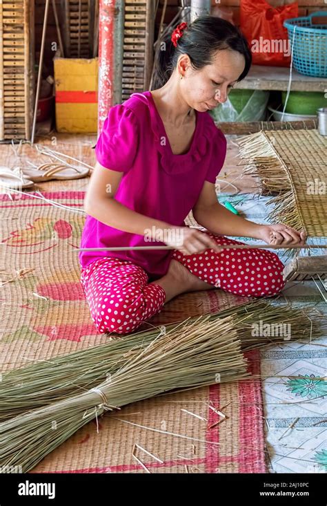 Vietnamese Girl Weaving Hi Res Stock Photography And Images Alamy