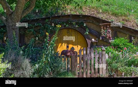 Hobbit Hole In Hobbiton New Zealand Stock Photo Alamy