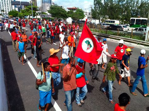 FOTOS RevoltadoBusão e MST protestam nesta quinta 23 em Natal