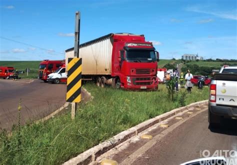 Caminhonete Colide Em Caminh O No Trev O De Palmeira Das Miss Es O