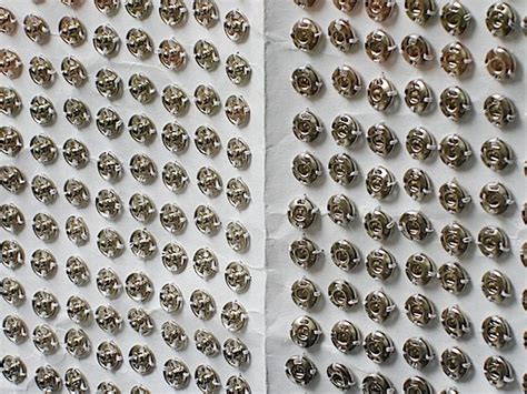 Как называются части кнопки для одежды