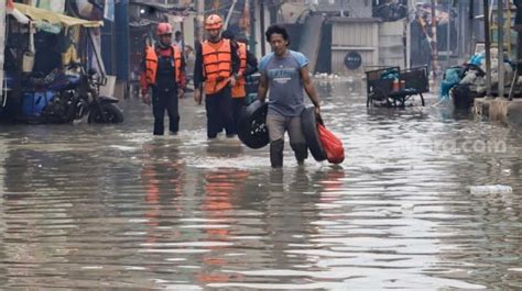 Banjir Rob Masih Marak Terjadi Di Pesisir Jakarta Legislator DKI Minta