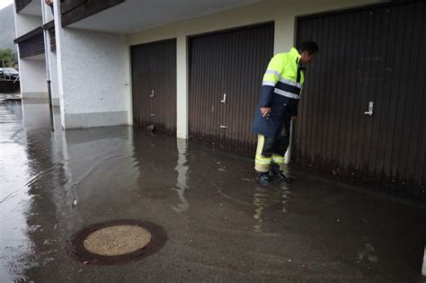 Hagel Überschwemmungen und Blitze Schwere Gewitter und Starkregen im