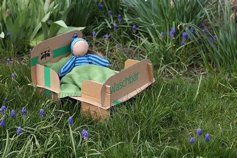 Puppenbett aus Karton basteln Upcycling Spielzeug Waschbär Magazin