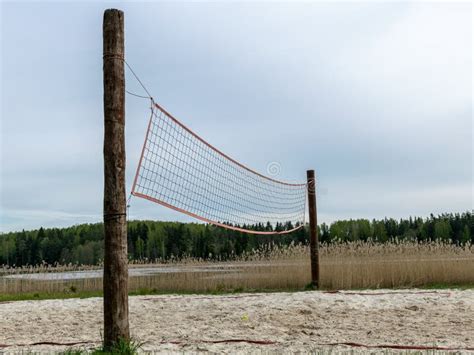 Pusty Boisko Do Siatkówki Plażowej I Siatka Na Brzegu Jeziora Obraz