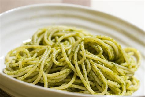 Spaghetti al pesto con pollo Receta fácil de la cocina italiana