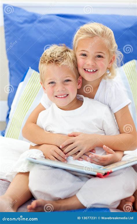 Blonde Broer En Dochterlezingsboeken Stock Afbeelding Image Of Binnen Leuk