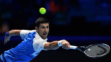 Novak Djokovic Se Asomó A La Ventana Del Hotel En El Que Está Aislado Y