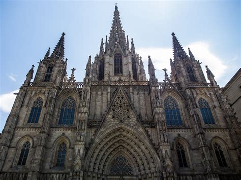 10 Historical Monuments In Barcelona