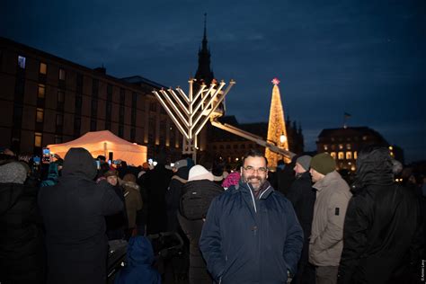 Chanukka Leuchter ist in Hamburg entzündet worden Raawi