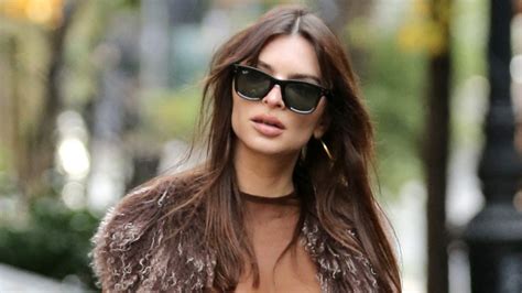 Emily Ratajkowski En Soutien Gorge Par 4° Elle Prouve Quon Peut