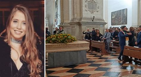 Chiara Jaconis Duemila Persone Al Funerale A S Giustina Padova Si